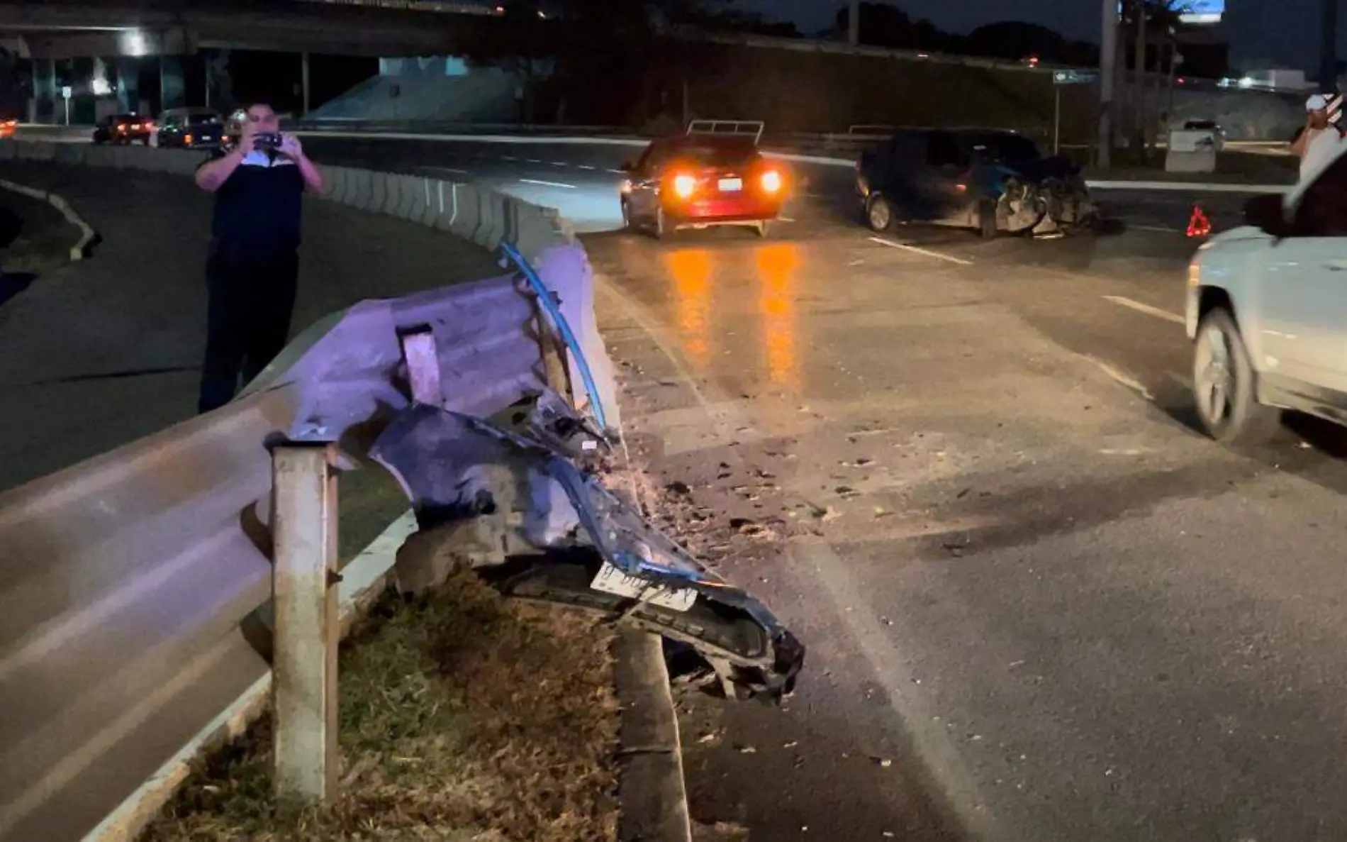 Choca contra paso a desnivel en Tampico y sale ileso 